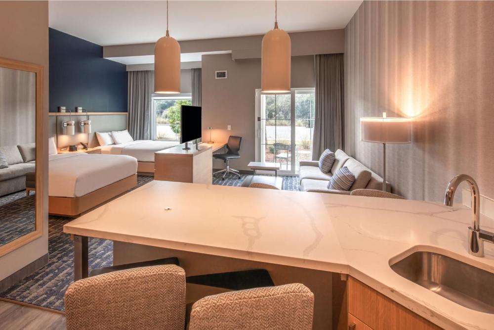 Studio, Island View, Two Queen Beds , Sofa Bed with Balcony interior